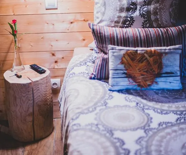 Corterra Avec Piscine Et Jacuzzi Bed and Breakfast *