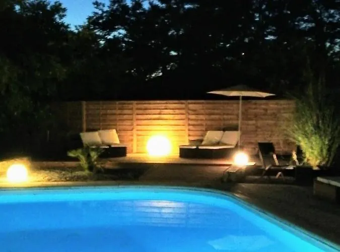 Corterra Avec Piscine Et Jacuzzi Bed & Breakfast