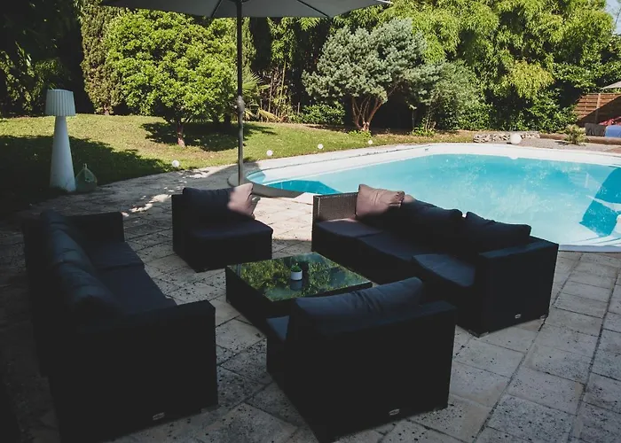 Corterra Avec Piscine Et Jacuzzi Bed and Breakfast