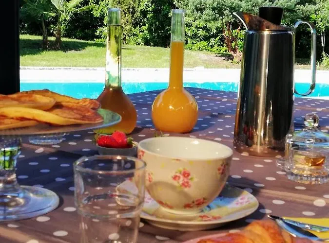 Corterra Avec Piscine Et Jacuzzi Bed & Breakfast *